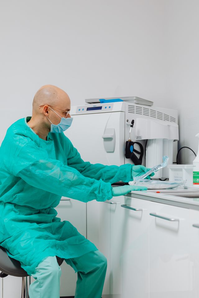 Professionnelle de santé préparant un test de diagnostic
